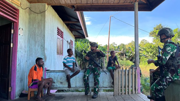 Satgas Yonif 642/Kps Laksanakan Komsos di Kampung Masyeta