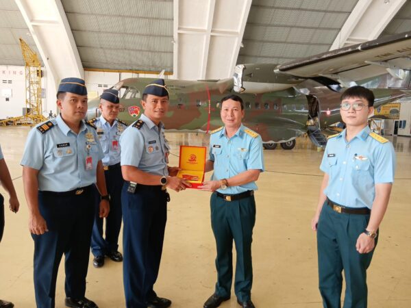 TNI AU dan VN ADAF Perkuat Kerja Sama Operasional CN-295M dan C-212i melalui Kegiatan SMEE