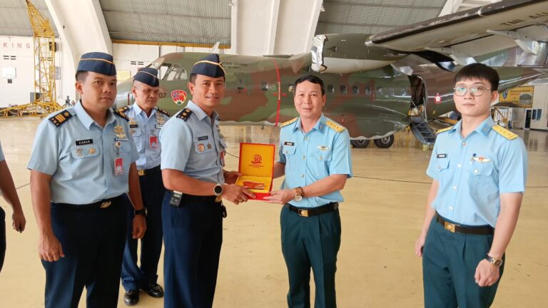 TNI AU dan VN ADAF Perkuat Kerja Sama Operasional CN-295M dan C-212i melalui Kegiatan SMEE