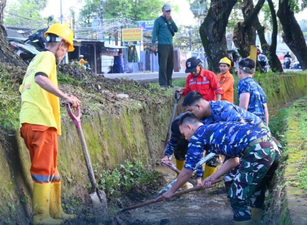 Kosek II dan Satgas Biringkanaya Bersinergi Bersihkan Saluran Air di Makassar