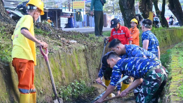 Kosek II dan Satgas Biringkanaya Bersinergi Bersihkan Saluran Air di Makassar