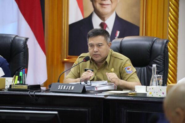 Sekjen Kemendagri Tekankan Pentingnya Pemda Antisipasi Kenaikan Harga Bahan Pokok dan Dukung Program Tiga Juta Rumah