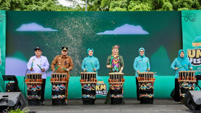 Semarakkan HKG Ke-53, Tri Tito Resmi Buka Pameran Festival UMKM 2025 dan Pemeriksaan Kesehatan Gratis