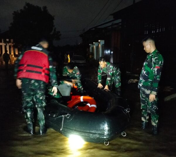 Tanggap Darurat Banjir, Lanud ZAM Kerahkan Personel Bantu Evakuasi Warga Sweta