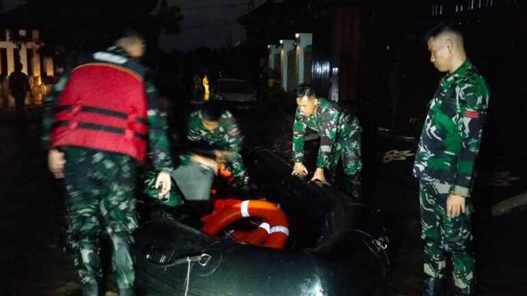 Tanggap Darurat Banjir, Lanud ZAM Kerahkan Personel Bantu Evakuasi Warga Sweta