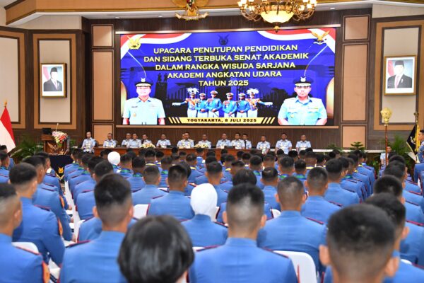 Kasau Pimpin Upacara Penutupan Pendidikan dan Wisuda Taruna AAU 2025