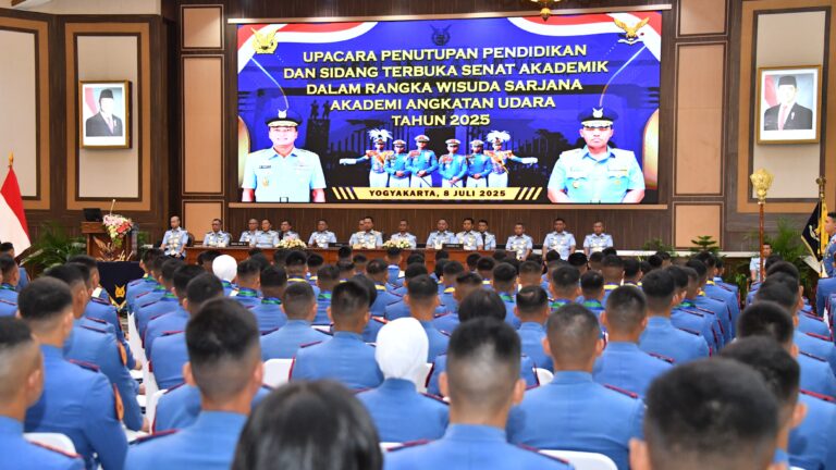 Kasau Pimpin Upacara Penutupan Pendidikan dan Wisuda Taruna AAU 2025