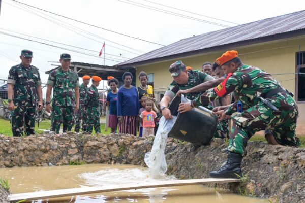 Perkuat Ketahanan Pangan di Wilayah Perbatasan, Pangkoopsud III Tebar 2.000 Benih Ikan Lele di Boven Digoel