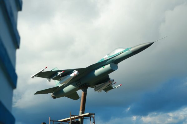 Mock Up Jet Tempur F-16 Perkuat Identitas dan Semangat Juang di Lanud Yohanis Kapiyau