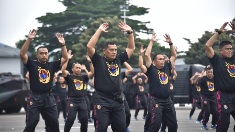 Momen Kebersamaan Komandan Bersama Prajurit Korps Marinir