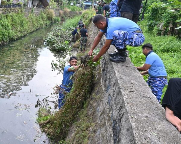 Lanud Sjamsudin Noor Bersama Warga Banjarbaru Jaga Lingkungan Melalui Aksi Bersih Sungai