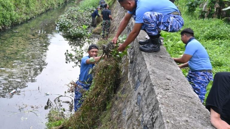 Lanud Sjamsudin Noor Bersama Warga Banjarbaru Jaga Lingkungan Melalui Aksi Bersih Sungai