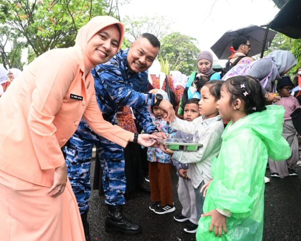 Lanud Husein Sastranegara Bagikan 1.000 Paket Makan Bergizi Gratis untuk Siswa Baru Sekolah Angkasa