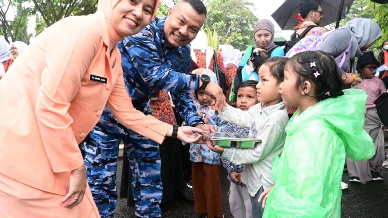 Lanud Husein Sastranegara Bagikan 1.000 Paket Makan Bergizi Gratis untuk Siswa Baru Sekolah Angkasa