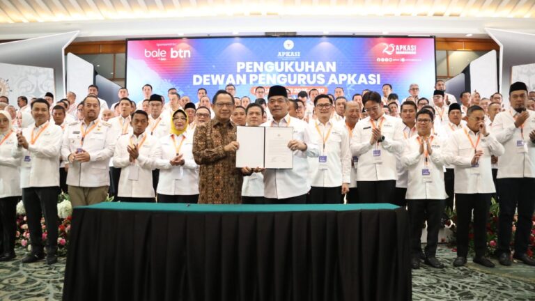 Mendagri Tito Kukuhkan Dewan Pengurus APKASI Masa Bakti 2025–2030