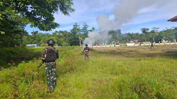 Jaga Kebersamaan, Satgas Yonif 642/Kps Laksanakan Kegiatan Gotong Royong Bersama Warga