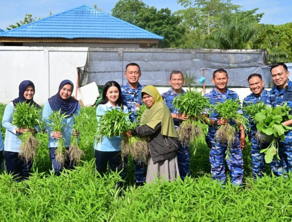 Panen Sayur Bersama Warga, Lanud Roesmin Nurjadin Teguhkan Komitmen terhadap Ketahanan Pangan