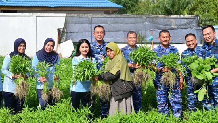 Panen Sayur Bersama Warga, Lanud Roesmin Nurjadin Teguhkan Komitmen terhadap Ketahanan Pangan