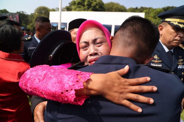 Tangis Haru Iringi Momen Pelantikan Perwira TNI AU Asal Pacitan di Istana Merdeka