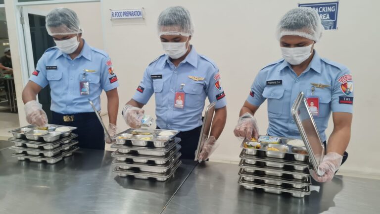 Lanud Husein Sastranegara Salurkan 7.000 Lebih Paket Makanan Bergizi untuk Siswa di Cicendo