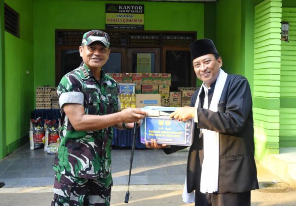 Kasau Serahkan Bantuan Sosial ke Ponpes Al Qomariah