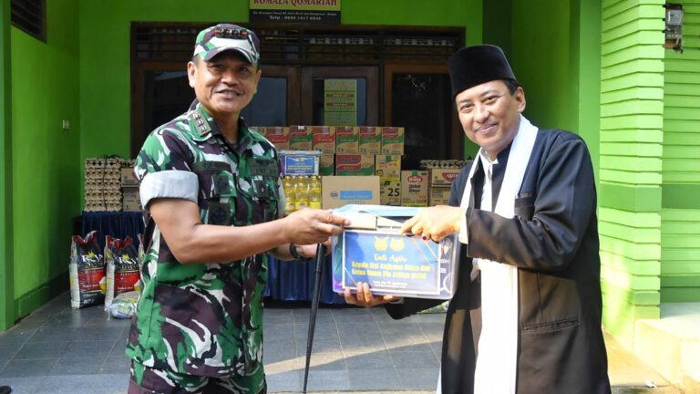 Kasau Serahkan Bantuan Sosial ke Ponpes Al Qomariah