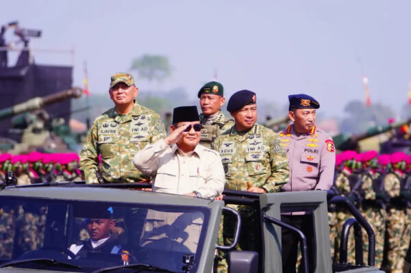 Panglima TNI Dampingi Presiden RI Prabowo Subianto Pada Upacara Gelar Pasukan Operasional dan Kehormatan Militer