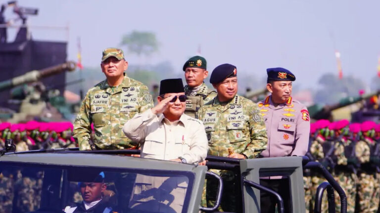 Panglima TNI Dampingi Presiden RI Prabowo Subianto Pada Upacara Gelar Pasukan Operasional dan Kehormatan Militer
