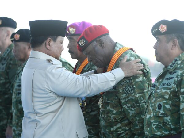 Presiden Prabowo Anugerahkan Jenderal Kehormatan dan Tanda Kehormatan Bintang Sakti di Batujajar