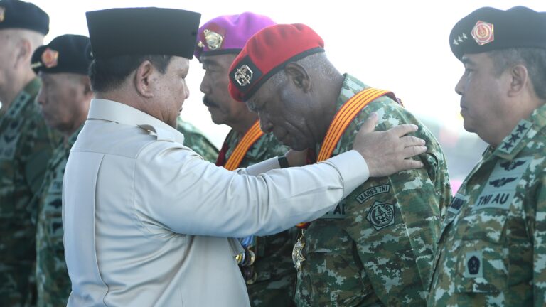 Presiden Prabowo Anugerahkan Jenderal Kehormatan dan Tanda Kehormatan Bintang Sakti di Batujajar