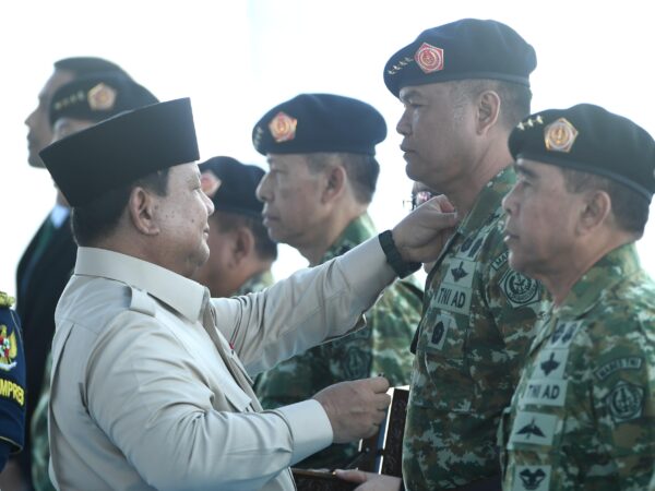 Presiden Prabowo Lantik Wakil Panglima TNI dan Pejabat Tinggi Kementerian Pertahanan di Batujajar