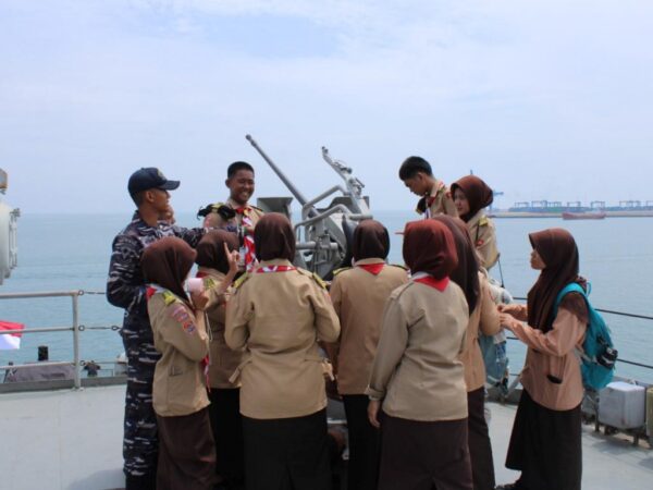 Prajurit KRI Teluk Ende-517 Tanamkan Jiwa Bahari Kepada Generasi Muda Makassar