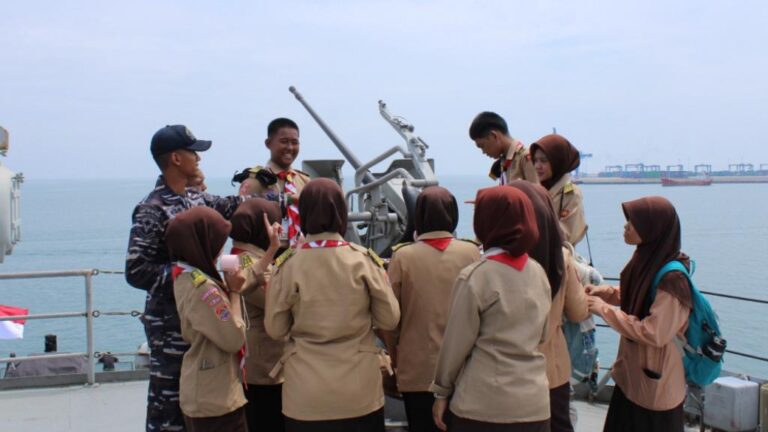 Prajurit KRI Teluk Ende-517 Tanamkan Jiwa Bahari Kepada Generasi Muda Makassar
