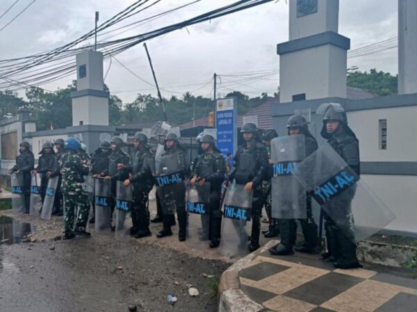 Prajurit Pasmar 3 Amankan Kota Sorong Saat Demonstrasi Penolakan Pemindahan Tahanan