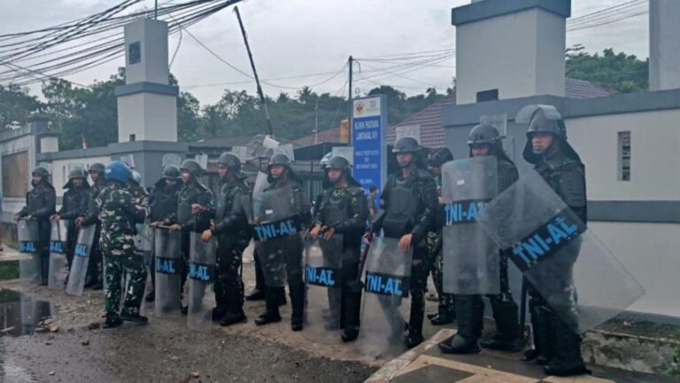 Prajurit Pasmar 3 Amankan Kota Sorong Saat Demonstrasi Penolakan Pemindahan Tahanan
