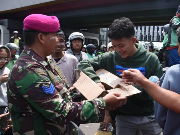 Korps Marinir TNI AL Hadir di Tengah Aspirasi Masyarakat Pada Unjuk Rasa