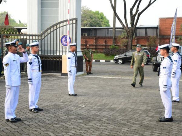 Tradisi Peluit Bagi Pati TNI AL, Sambut Kedatangan Wadan Puspenerbal Pasca Kenaikan Pangkat