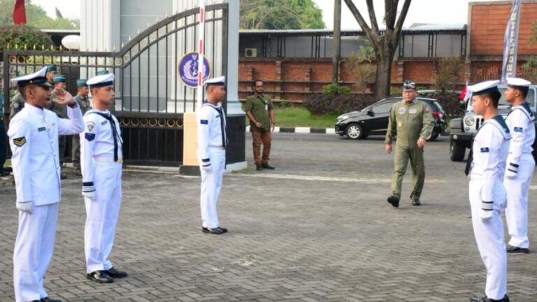 Tradisi Peluit Bagi Pati TNI AL, Sambut Kedatangan Wadan Puspenerbal Pasca Kenaikan Pangkat