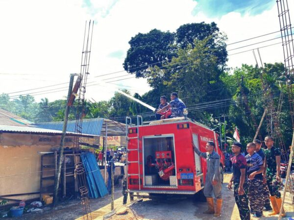 Prajurit TNI AL Gerak Cepat Padamkan Kebakaran Rumah Warga di Tarakan