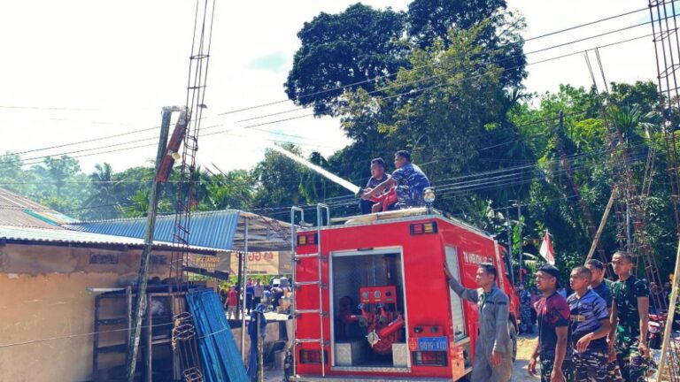 Prajurit TNI AL Gerak Cepat Padamkan Kebakaran Rumah Warga di Tarakan