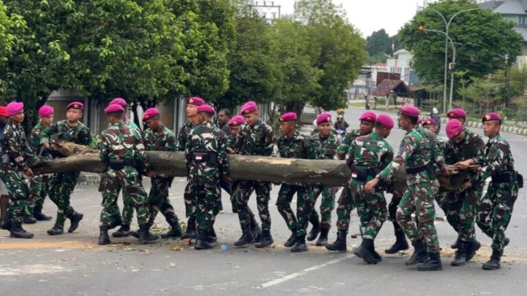 Bersama Masyarakat, TNI AL Bantu Pulihkan Kondisi Jalan Raya Pasca Aksi Unjuk Rasa di Sorong
