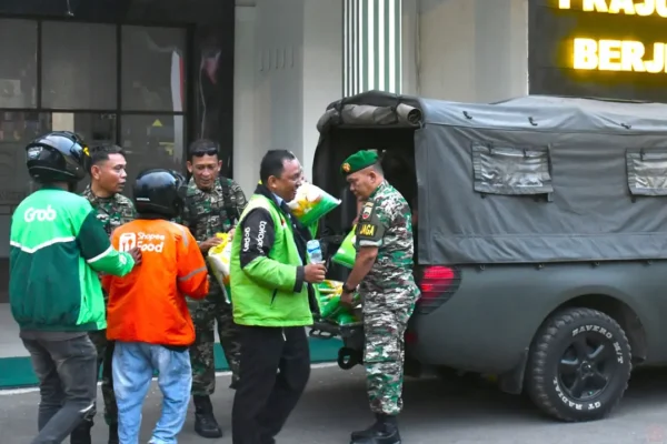 TNI Hadir dengan Hati: Kodam I/BB Bagikan 500 Sak Beras untuk Ojol Medan