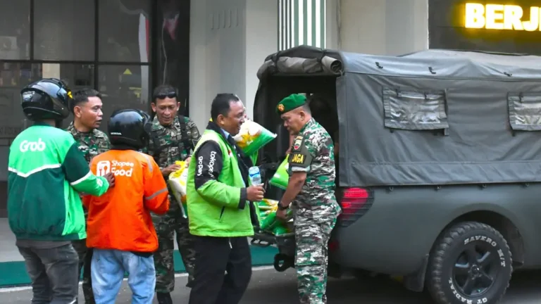 TNI Hadir dengan Hati: Kodam I/BB Bagikan 500 Sak Beras untuk Ojol Medan