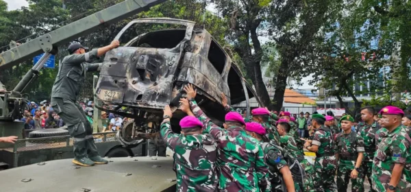 Prajurit TNI Bersama Masyarakat Gotong Royong Bersihkan Sisa Aksi Massa dan Evakuasi Kendaraan Terbakar