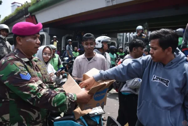 Redam Aksi Massa Prajurit TNI Laksanakan Aksi Humanis