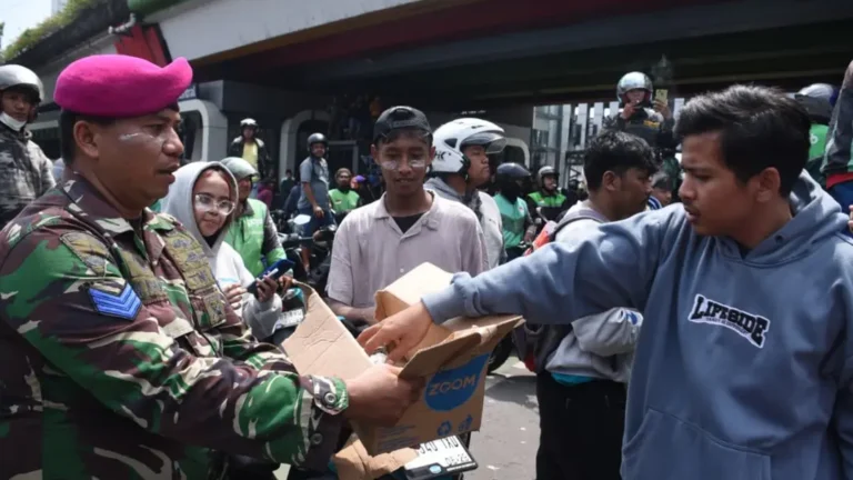 Redam Aksi Massa Prajurit TNI Laksanakan Aksi Humanis
