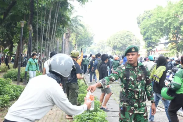 Ditengah Aksi Demo di Jakarta, TNI Hadir mengedepankan Semangat Persatuan dan Kebersamaan