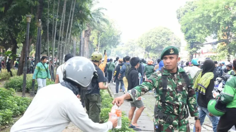 Ditengah Aksi Demo di Jakarta, TNI Hadir mengedepankan Semangat Persatuan dan Kebersamaan