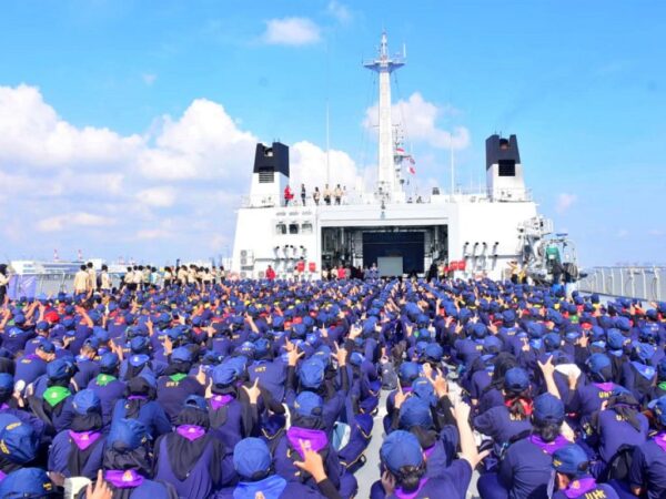 KRI Surabaya-591 Dukung Joy Sailling Universitas Hang Tuah Surabaya