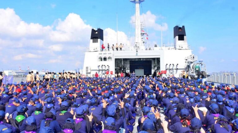 KRI Surabaya-591 Dukung Joy Sailling Universitas Hang Tuah Surabaya